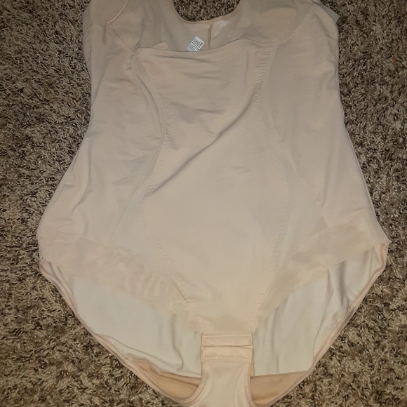 Lingerie - Picture 1 of 5